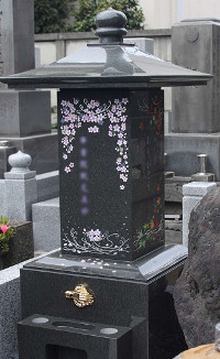 鮮やかな桜の墓石絵